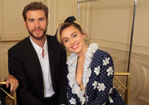 Pai de Miley Cyrus sugere que cantora se casou e leva fãs à loucura
