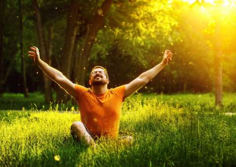 Pessoas inteligentes se sentem mais felizes quando estão sozinhas, aponta estudo