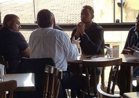 Bruno comemora assinatura de contrato e deve voltar aos campos na próxima semana