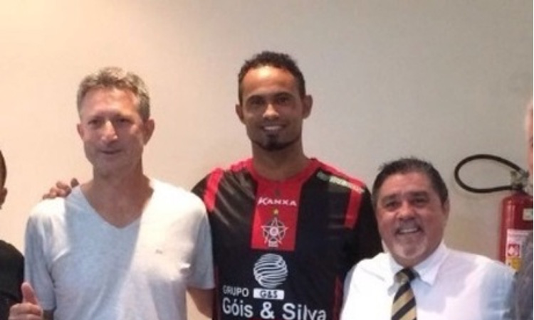 Bruno comemora assinatura de contrato e deve voltar aos campos na próxima semana