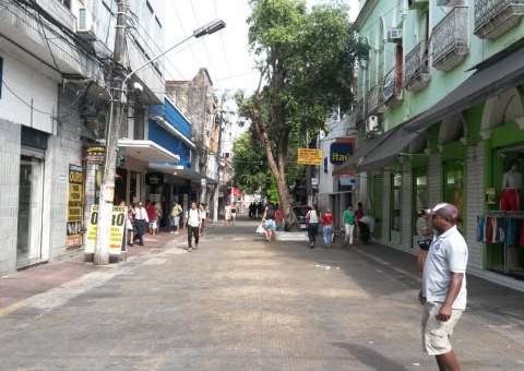 Prefeitura atua na recuperação de drenagem na Henrique Martins