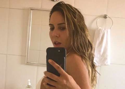 Usando só esparadrapo no corpo, Mulher Melão arranca fita e mostra resultado do bronze