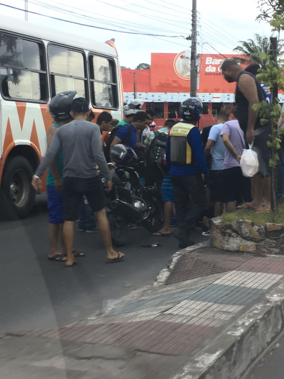 Acidente grave entre ônibus e moto deixa trânsito parado no Japiim 