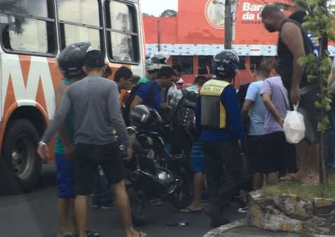 Acidente grave entre ônibus e moto deixa trânsito parado no Japiim 