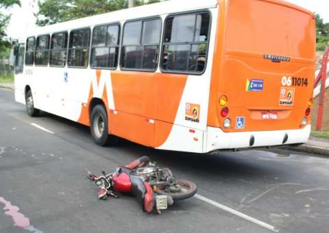 Passageiro fica gravemente ferido após moto colidir em traseira de ônibus 