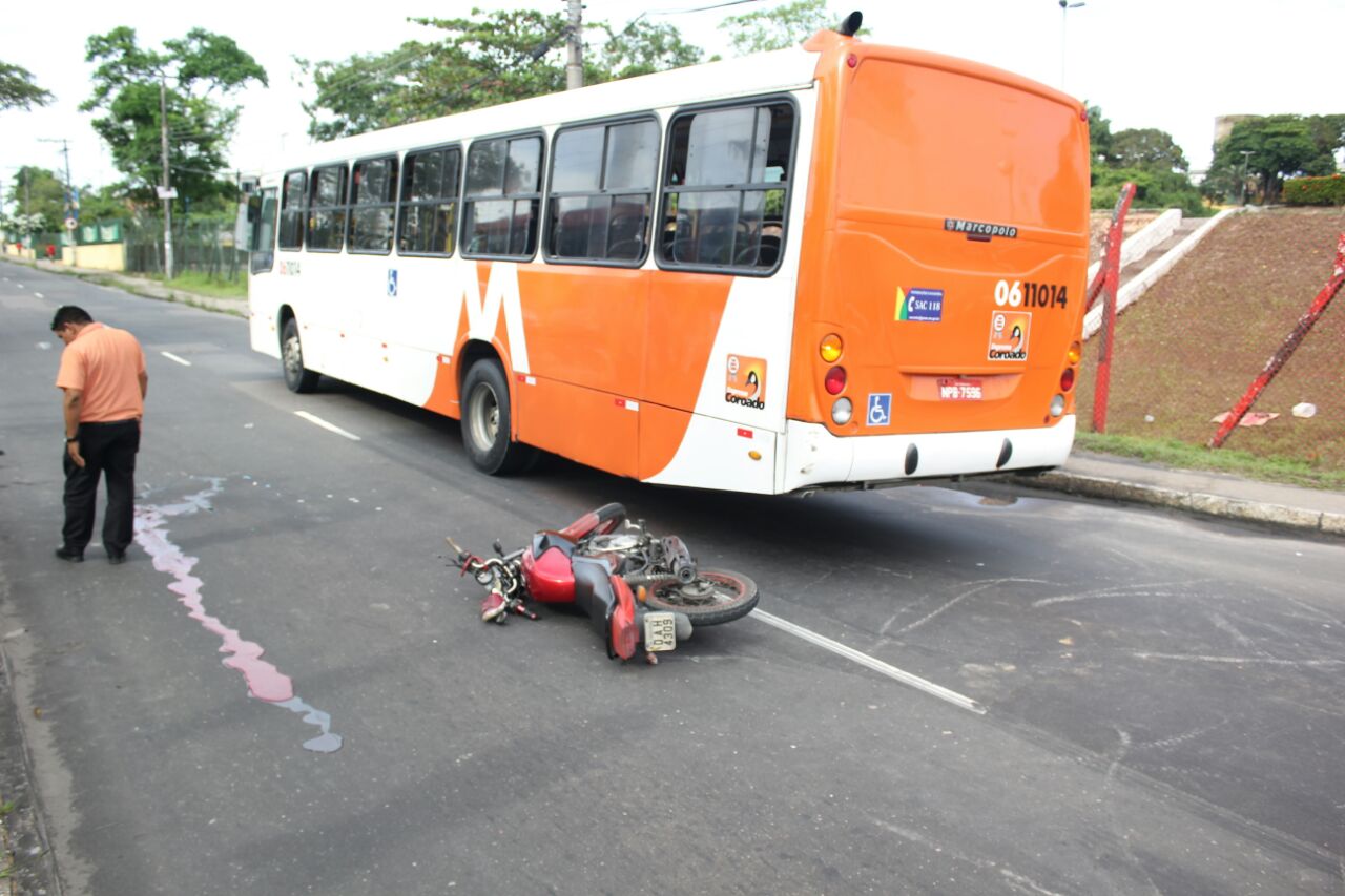 Passageiro fica gravemente ferido após moto colidir em traseira de ônibus 