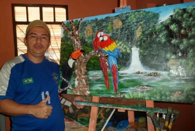 Artista autodidata Paulo Simplício realiza exposição em shopping de Manaus
