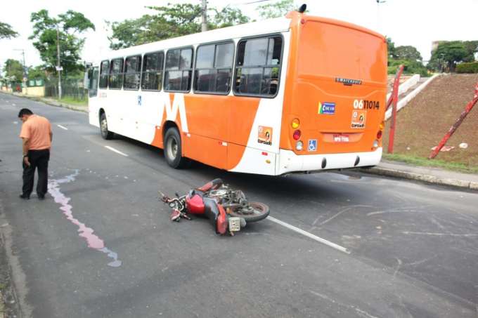 Após acidente com ônibus, motociclista morre a caminho do hospital