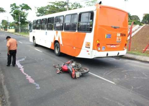 Após acidente com ônibus, motociclista morre a caminho do hospital