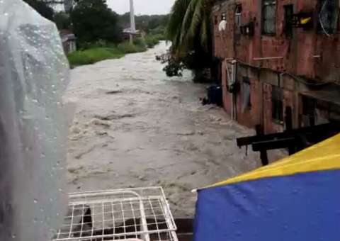 Chuva forte deixa ruas alagadas e carros são arrastados em Manaus