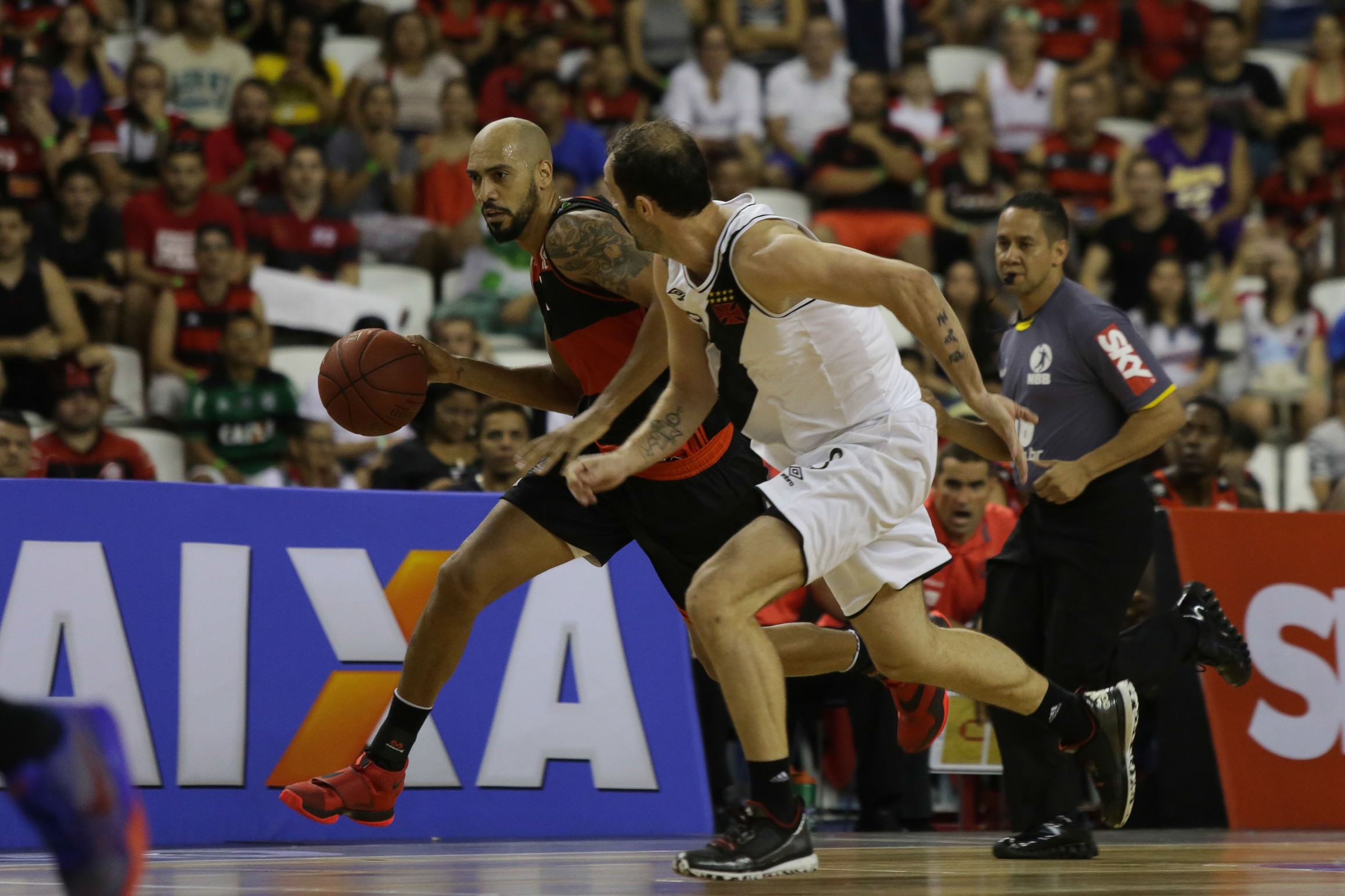 Flamengo vence Vasco e mantém liderança em liga  campeonato de basquete