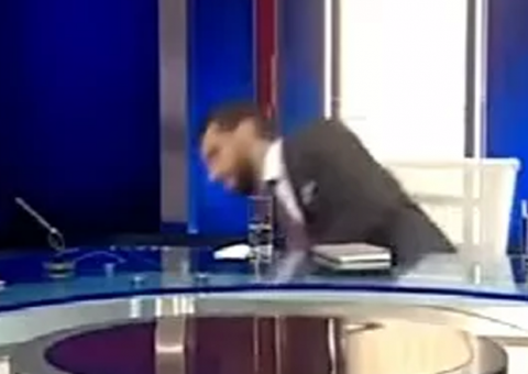 Durante entrevista com político, jornalista desmaia ao vivo