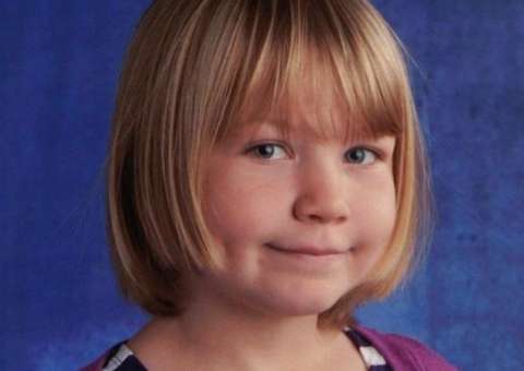 Por achar filha bonita, mãe droga a garota e incendeia seu corpo até a morte