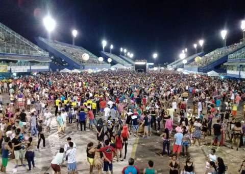 Piranhas agitam o sambódromo em Manaus