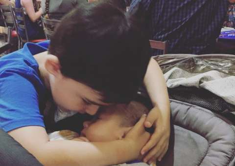 Mãe pensou que seu filho estava aprontando, mas flagrou uma cena comovente 