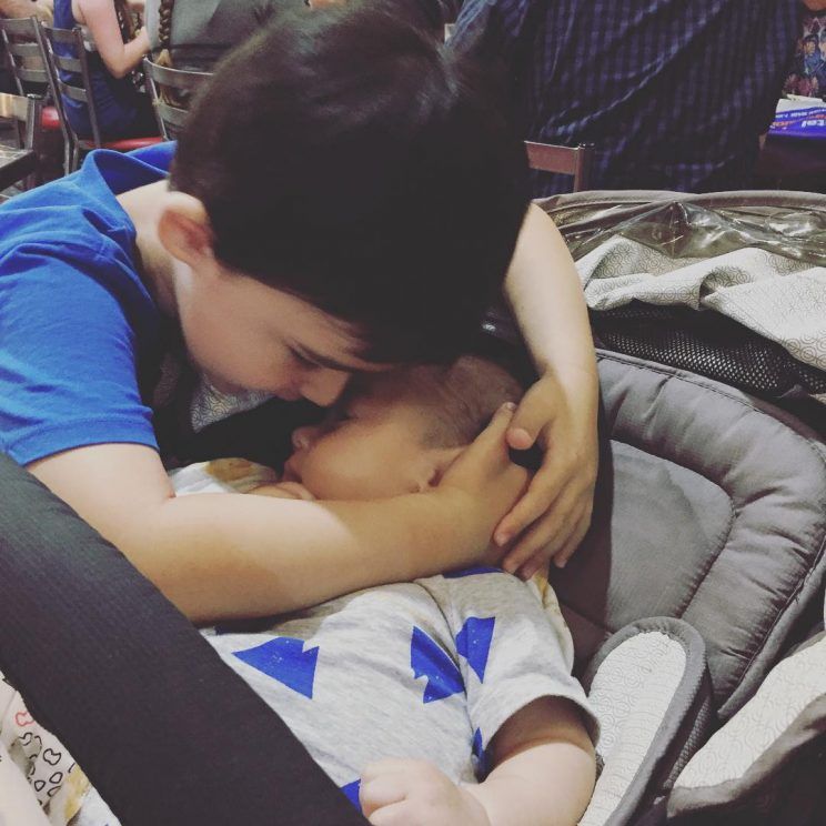 Mãe pensou que seu filho estava aprontando, mas flagrou uma cena comovente 