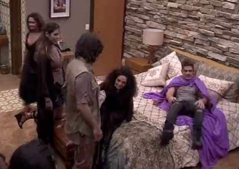 BBB17: Marcos agarra Cláudia Ohana na cama e Emilly não perdoa