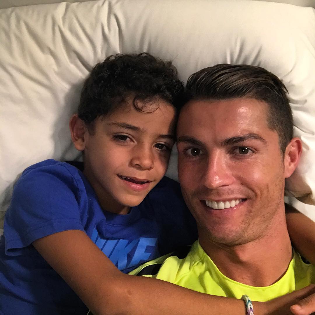  Cristiano Ronaldo será pai de gêmeos e namorada não é a mãe