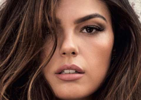 Ísis Valverde posta foto de biquíni e arranca elogios: 'chorando nesse corpo'