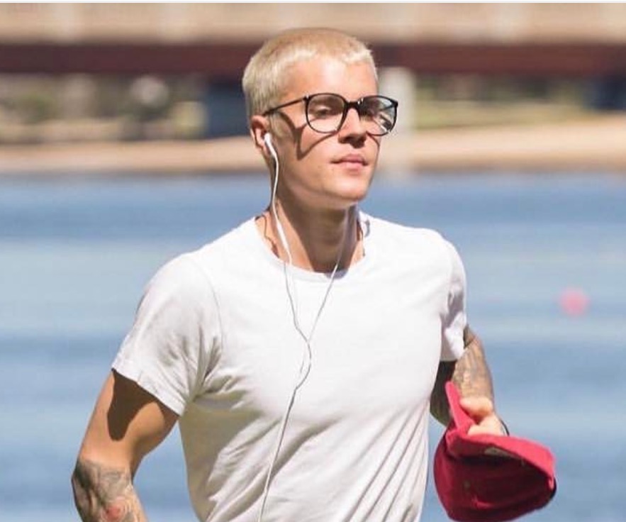 Fã tenta tirar selfie com Justin Bieber e cantor dispara: 'Você me dá nojo'