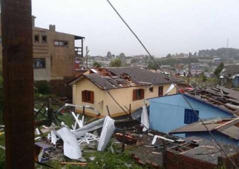 Temporal deixa pelo menos um morto e dois mil desabrigados no RS