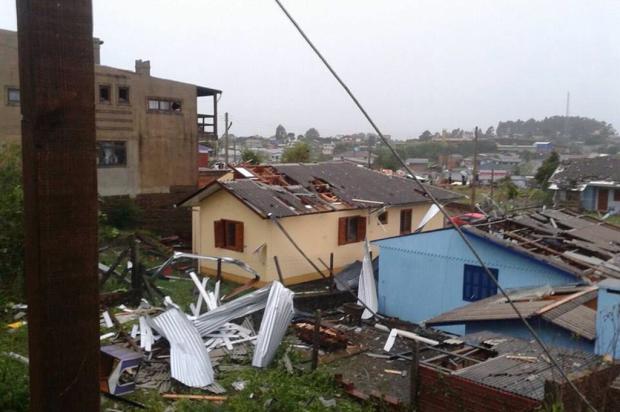 Temporal deixa pelo menos um morto e dois mil desabrigados no RS