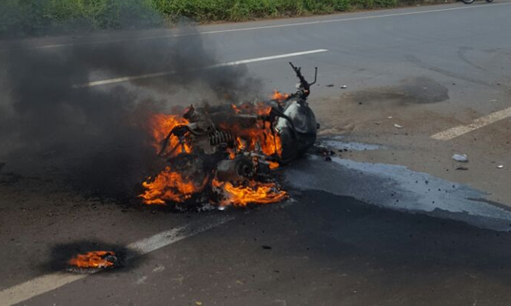 Colisão entre moto e picape deixa duas pessoas feridas em Manaus