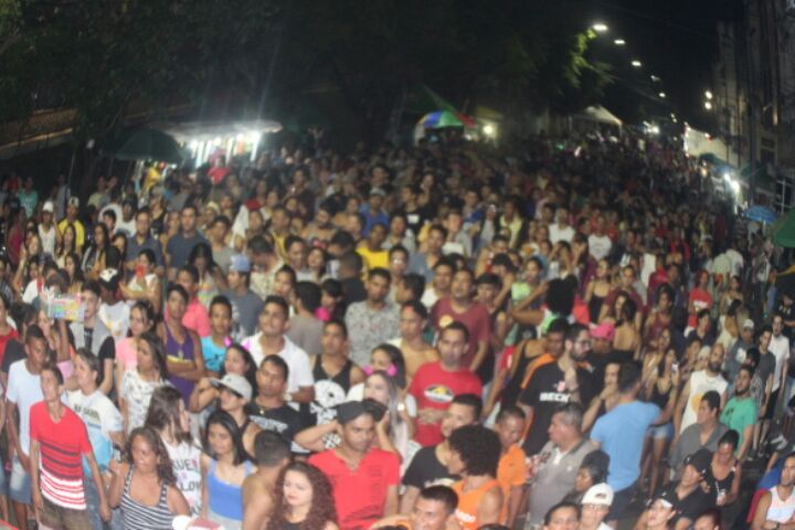 Foliões agitam Banda LGBT que encerra carnaval de rua em Manaus