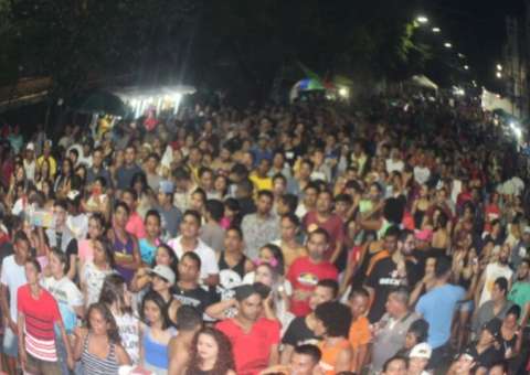 Foliões agitam Banda LGBT que encerra carnaval de rua em Manaus