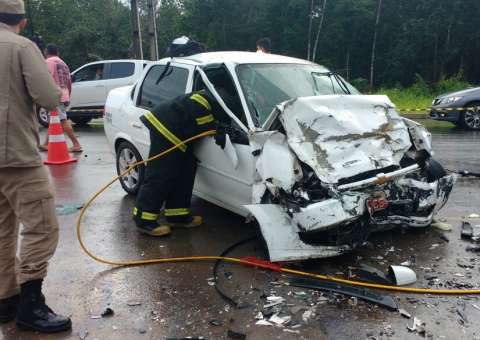 Em menos de 12 horas, terceira colisão entre veículos é registrada em Manaus; Motorista ficou preso às ferragens