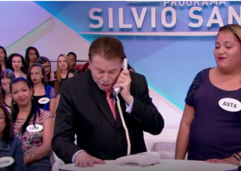 Silvio passa trote, mas é surpreendido com ligação