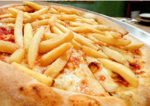 Mulheres pedem comida mais leve diante do homem por quem têm interesse