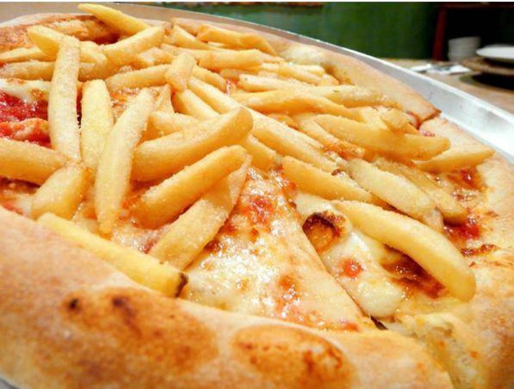 Mulheres pedem comida mais leve diante do homem por quem têm interesse