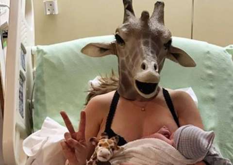Mãe usa máscara de girafa durante trabalho de parto e imagem viraliza