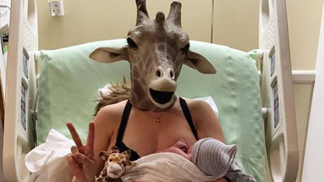 Mãe usa máscara de girafa durante trabalho de parto e imagem viraliza