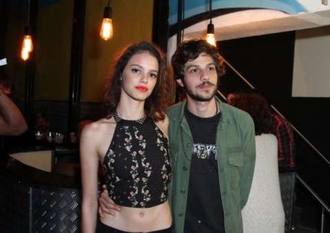 Chay Suede pede Laura Neiva em casamento
