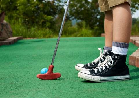 Campo de mini golfe e pista de patins movimenta shopping em Manaus