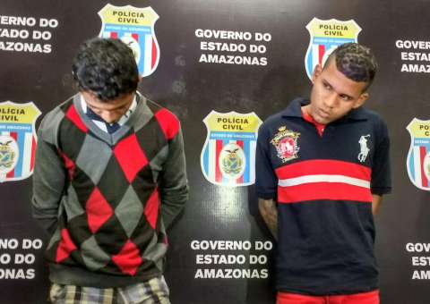 Dupla é presa, após ser flagrada assaltando jovem em Manaus