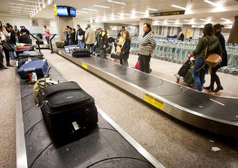 Justiça suspende cobrança por despacho de bagagem