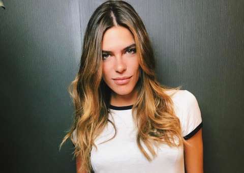 Namorada de Cauã Reymond se irrita com críticas por silicone e bate-boca na web