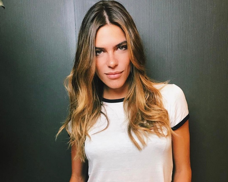 Namorada de Cauã Reymond se irrita com críticas por silicone e bate-boca na web