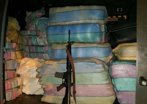 Marinha apreende 1,7 toneladas de droga com traficante colombiano no AM