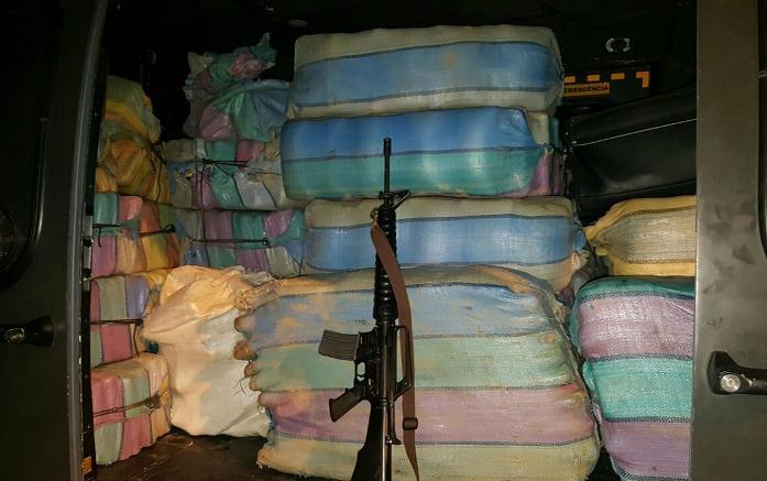 Marinha apreende 1,7 toneladas de droga com traficante colombiano no AM