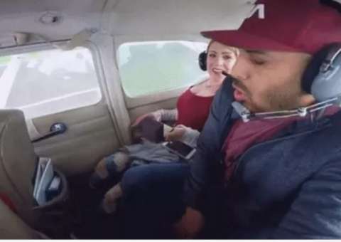 Jovem faz pedido de casamento durante voo e o pior acontece
