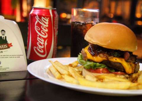 Os Intocáveis promove noite especial pra quem gosta de hambúrguer, cerveja e futebol