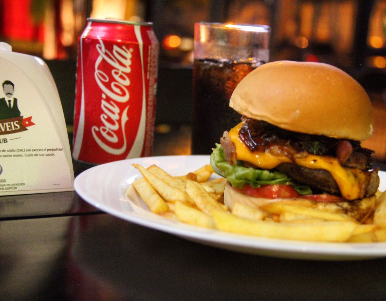 Os Intocáveis promove noite especial pra quem gosta de hambúrguer, cerveja e futebol