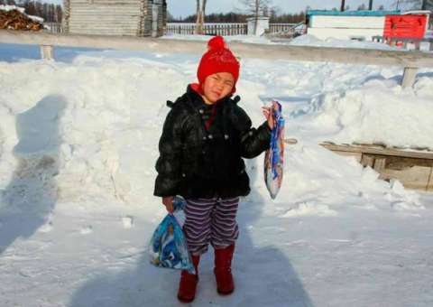 Menina de 5 anos caminha quilômetros na neve para pedir ajuda para a vó doente 