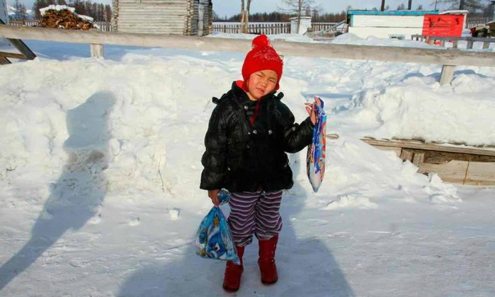 Menina de 5 anos caminha quilômetros na neve para pedir ajuda para a vó doente 