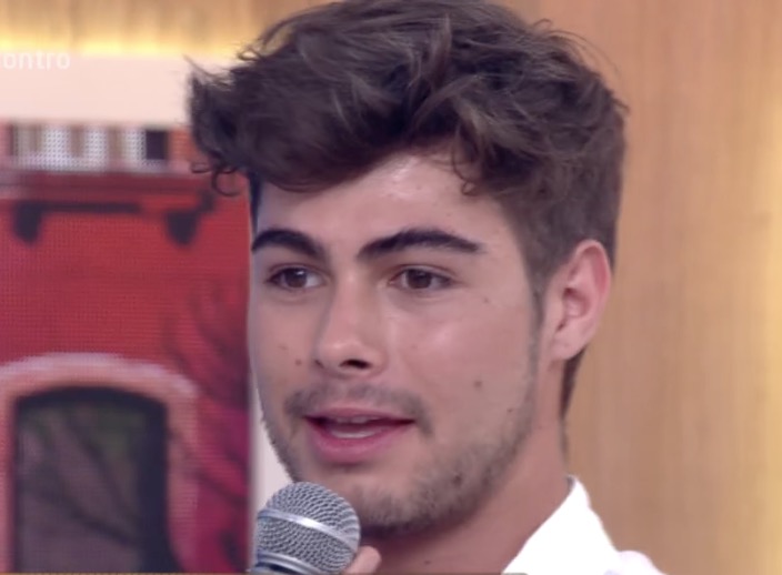 Rafael Vitti fica suado na TV ao abordar assunto polêmico e ganha memes