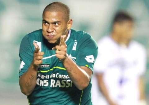 Após ser demitido do Goiás por agredir colega, Walter é contratado pelo Atlético - GO